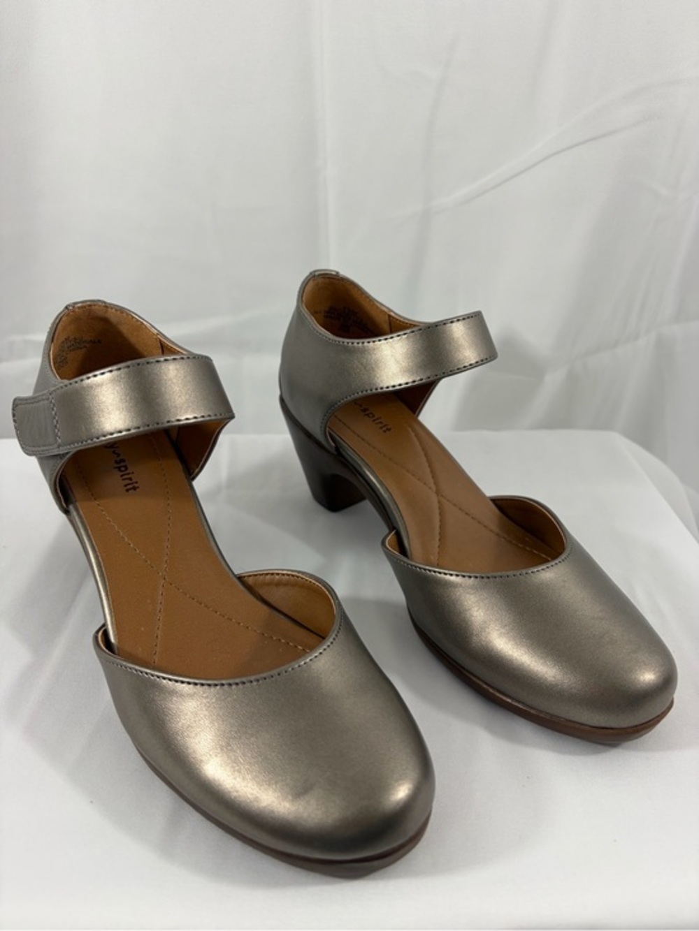NWT Easy Spirit Women’s Size 5.5 Metallic Gray Mary Jane Heels
